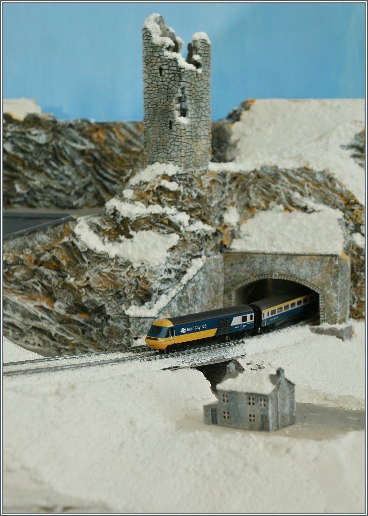 Gleich oberhalb von Gwynbachcwm befindet sich die Ruine des ehemaligen Schlosses von Gwynbachcaer.
Im Tal strebt ein T Gauge BR HST 125 von London kommend seinem Ziel zu. 
8. Juli 2013