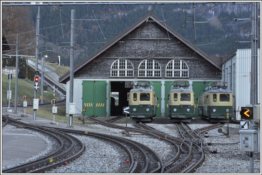 Gleisharfe vor dem Lokdepot Grindelwald Grund mit der Strecke hoch nach Grindelwald, wo Anschluss an die BOB nach Interlaken-Ost besteht. (13.11.2012)