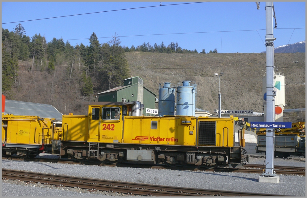 Gmf 4/4 242 in Reichenau-Tamins. (08.04.2010)