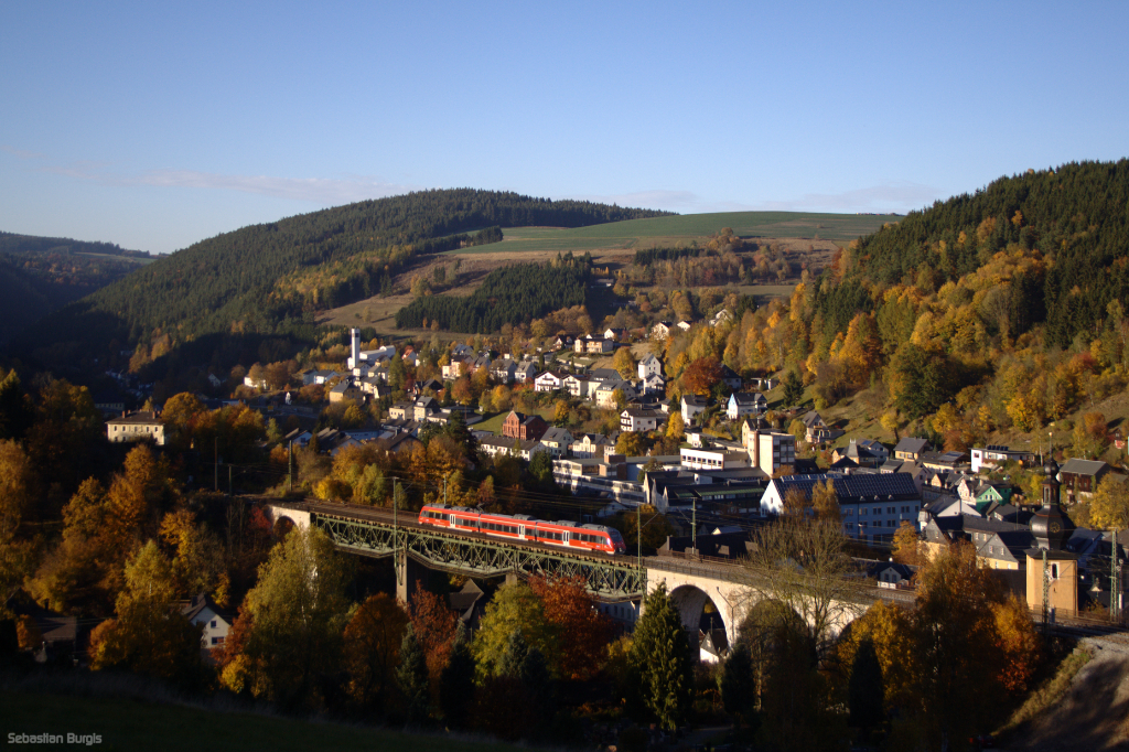 Goldener Oktober 2012: Am Abend des 21.10. fhrt ein ET 442 ber die Trogenbachbrcke in Ludwigsstadt in Richtung Bamberg