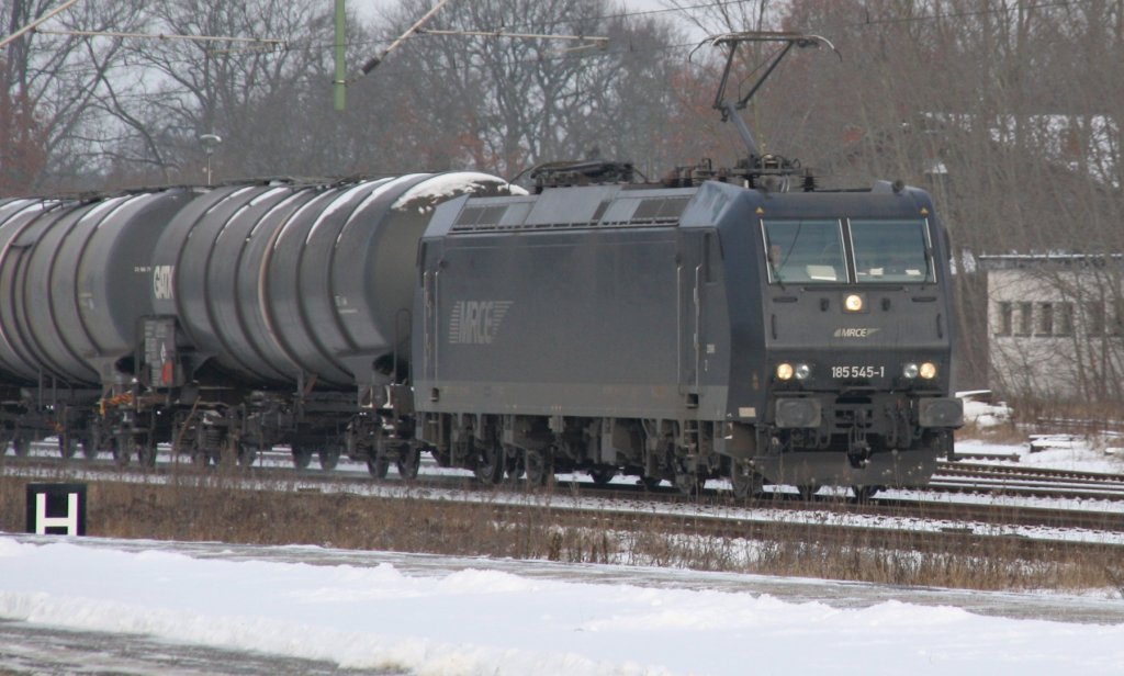 Grauer Januar-Vormittag 2013 in Ludwigslust: 185 545 mit Kesselzug sdwrts.