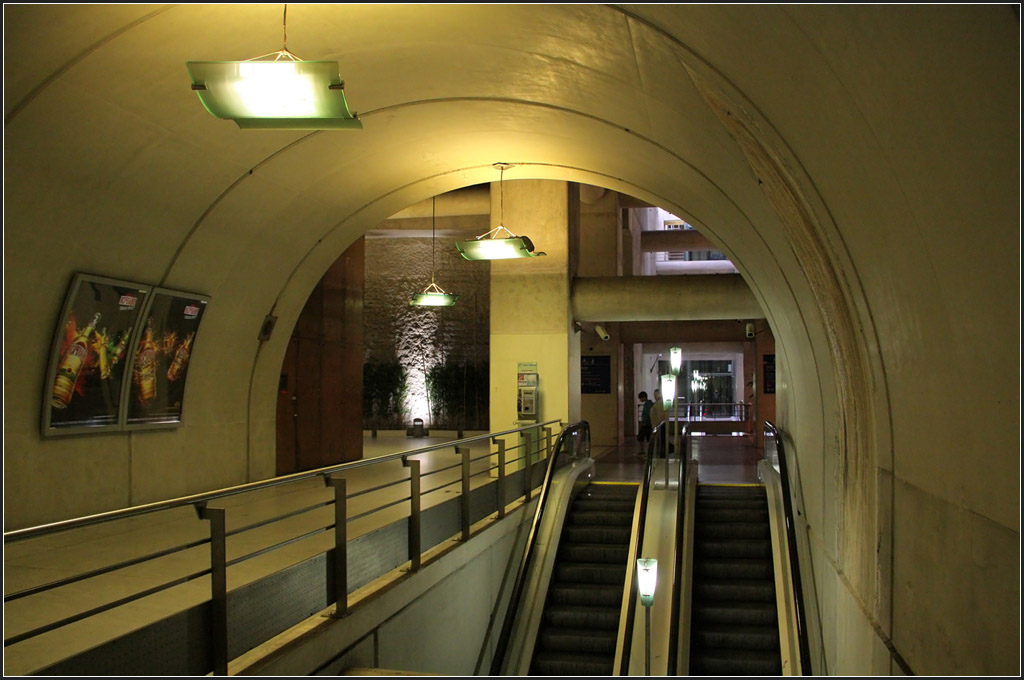 Groß dimensionierte Zugangsbauwerke - 

Die Form des Fußgängertunnels lässt die bergmännische Bauweise erkennen. 

RER-Station Haussmann - Saint-Lazare in Paris, 19.07.2012 (Matthias) 