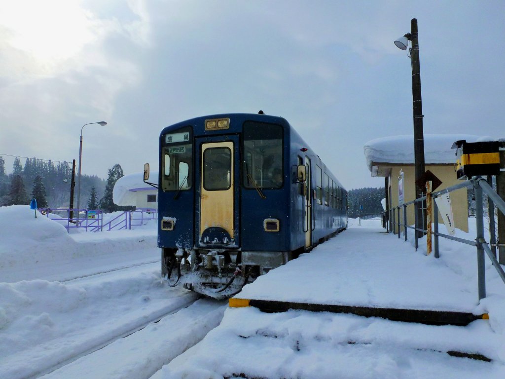 Grunddaten der Akita Nairiku Bahn: Der volle Name ist Akita Nairiku Jkan Tetsud ( Eisenbahn, welche das Innere der Prfektur Akita [im ussersten Nordwesten der japanischen Hauptinsel] der Lnge nach durchfhrt ); Spurweite 1067mm. Die Zukunft dieser mit 94,2 km sehr langen kommunal betriebenen Bahn hngt am seidenen Faden; die schne Linie ist einstellungsbedroht und bekam 2010 eine Galgenfrist, sofern ihr Defizit 1,5 Millionen Euro nicht bersteigt. Neben ihrer Lnge macht der Bahn die dnne Besiedelung und dazu die Abwanderung aus der Region zu schaffen. Das touristische Potential ist eigentlich hoch, und so lsst sich die Bahn vieles einfallen, um attraktiv zu bleiben – dennoch muss das Angebot immer wieder abgebaut werden. Die Endpunkte sind das fr seine prchtigen Samurai-Huser bekannte Stdtchen Kakunodate im Sden, und das fr seine faszinierenden Trommelfeste bekannte Takanosu im Norden, beide an JR-Hauptstrecken gelegen. Erffnung des Sdabschnitts 1971, des Nordabschnitts 1936 bis 1963, und der mittleren 29 km 1989. Im Bild Wagen 8805 in Yatsu, 14.Februar 2013. 