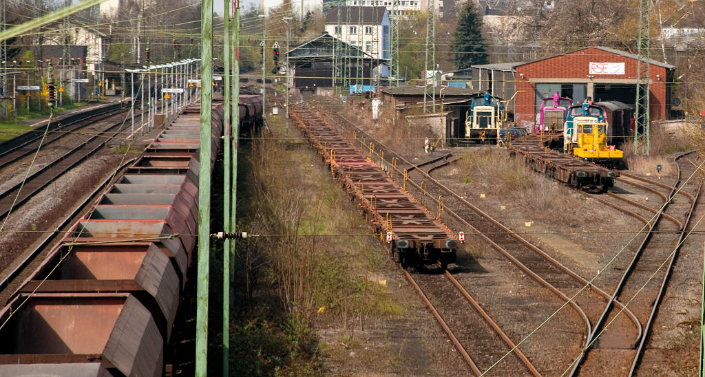 Gterwagen vor dem Bahnhof Beuel und rechts das Gelnde der RSE - 07.04.2010