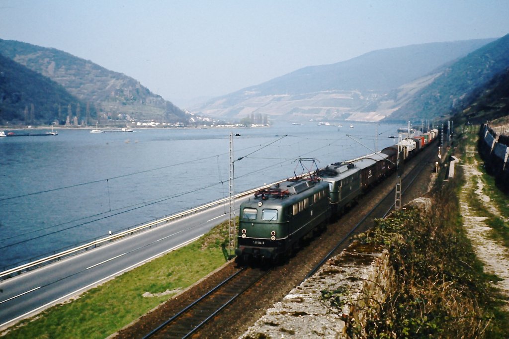 Gterzug mit 140 134-3 auf der rechten Rheinstrecke kurz vor Assmannshausen Mitte der 1970er Jahre auf dem Weg nach Sden.