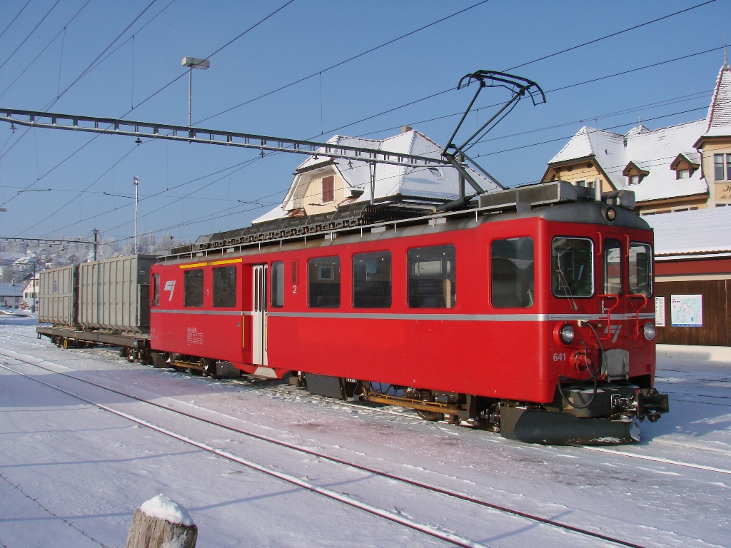 Gterzug (Mllzug) mit ein alte RhB Triebwagen (Chur-Arosa linie). Triebwagen is Bef 4/4 641 (ex- ABe 4/4 bei de RhB). Bahnhof LE NOIRMONT, 03-02-2012