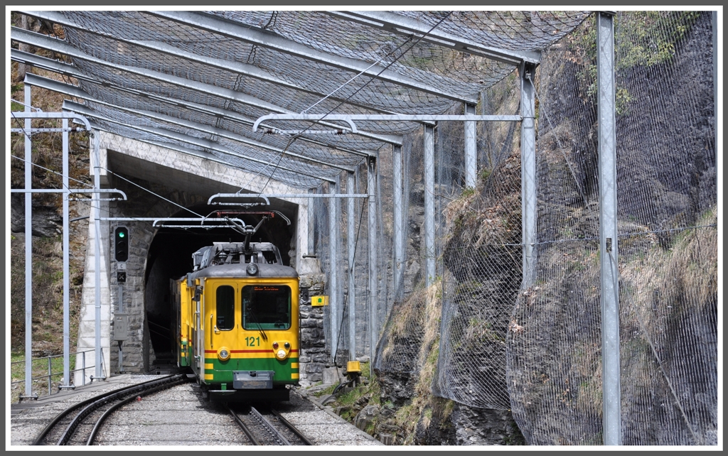 Gut geschtzt vor Steinschlag kreuzen wir in Rohrfluh BDhe 4/4 121. (25.04.2012)