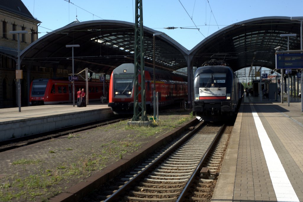 Halle Saale  Hbf.  Bahnsteig  7 ,8 und 9 sind am 28.04.2012 gegen 16:21 Uhr belegt.
Rechts im Bild steht die Regionalbahn nach Eiesenach  mit eine MRC Dispolok abfahrbereit.