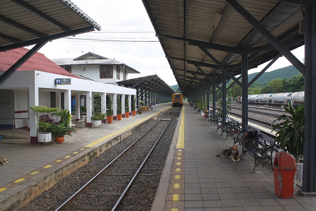 Haus- und Mittelbahnsteig in der Pak Chang Station, Blickrichtung Bangkok, am 11.Juni 2011. 
