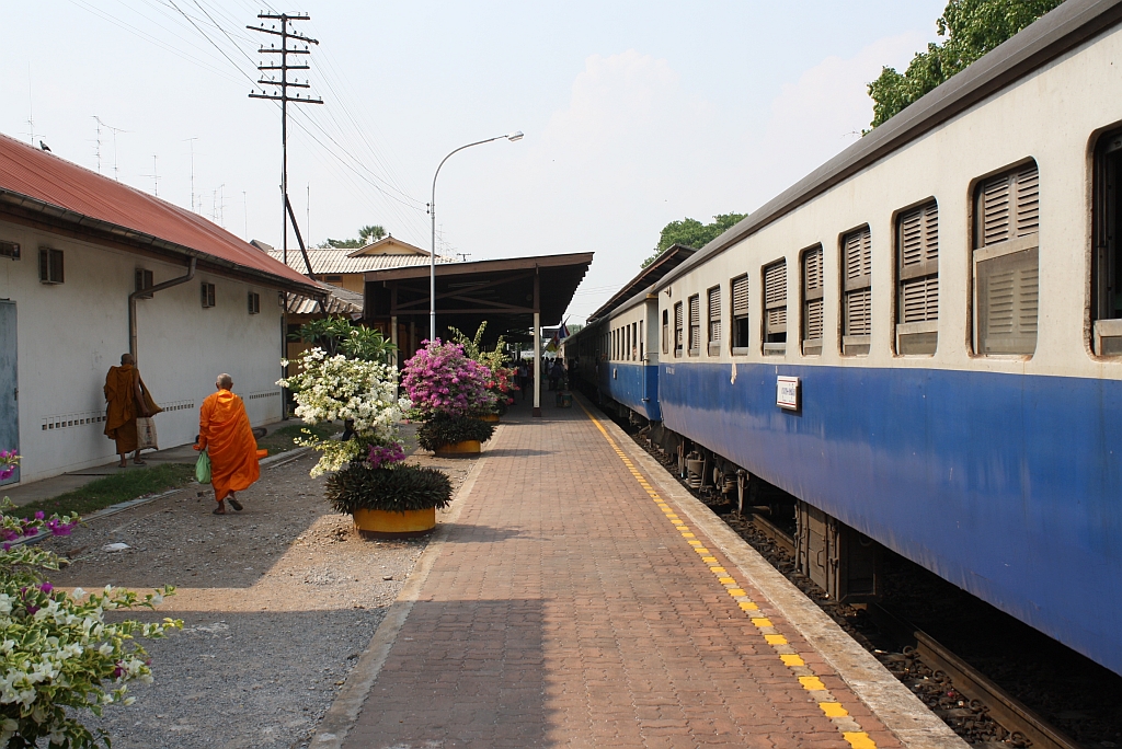 Hausbahnsteig des Bf. Ban Takhli, Blickrichtung Chiang Mai, am 13.Mrz 2012. 

