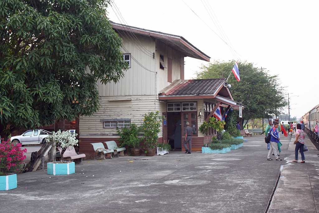 Hausbahnsteig des Bf. Hua Dong, Blickrichtung Chiang Mai, am 13.Mrz 2012. 

