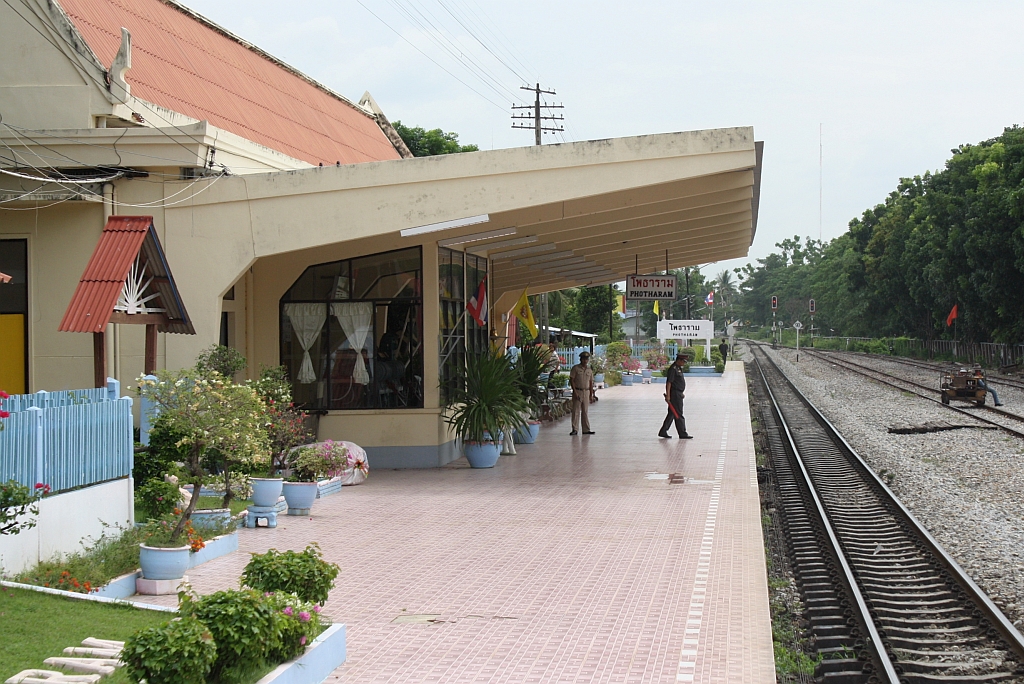 Hausbahnsteig des Bf. Photharam, Blickrichtung Bangkok, am 03.Juni 2012. 

