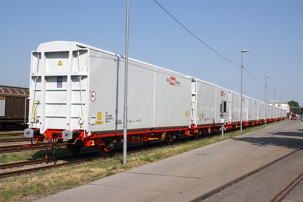 Hbis-tt 42 81 2250 080-7 und 13 weitere Hbis-tt am 07.August 2013 in Jedlersdorf.