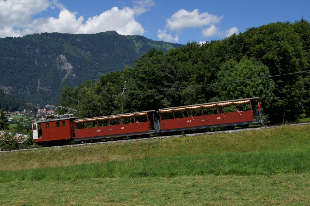 He 2/2 14 befindet sich am 27.6.12 oberhalb von Wilderswil.