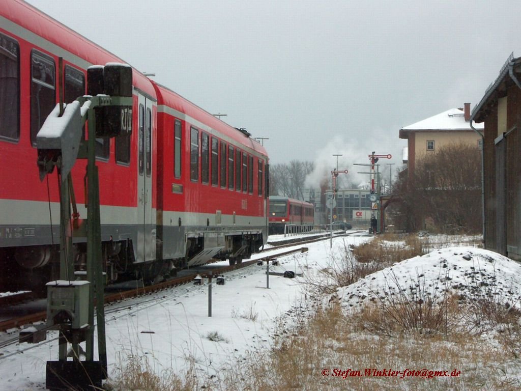 Heute 17.12.2009 konnte ich eine Zugkreuzung im Bf Rehau an der Strecke Hof - Selb Stadt beobachten. Der Zug aus Selb, 628262 mitte, steht bereits am Bahnsteig als 628425 aus Hof einfhrt (links). Der Bahnhof hat als letzter mit bekannter Bf an Nebenbahn in der Gegend noch Formsignale und auch ein Spannwerk ist im Bild. Auf dem Stellwerk beim nahegelegenen B im Rcken gibt es noch einen FdL. Die Freiflche rechts war wohl mal ein Ladegleis....