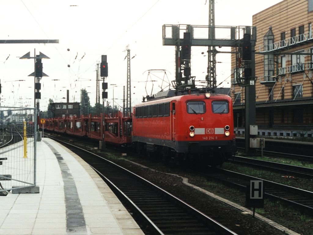 Heute drei Lackierungen der BR 140: 140 214-8 mit einem Gterzug auf Bremen Hauptbahnhof am 16-9-2000. Bild und scan: Date Jan de Vries.