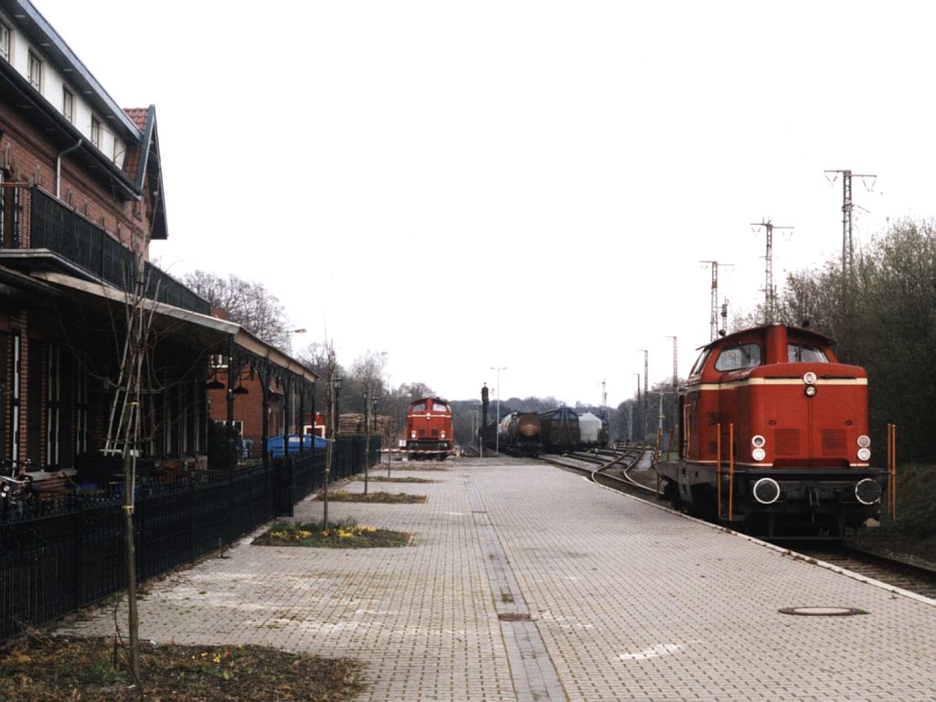 Heute drei verschiedene Lackierungen der V100. V100 D21 (ex-DB 211 125-0) und D20 (ex-DB 211 074-0) der Bentheimer Eisenbahn AG auf Bahnhof Bentheim-Nord am 23-4-2001. Bild und scan: Date Jan de Vries. 