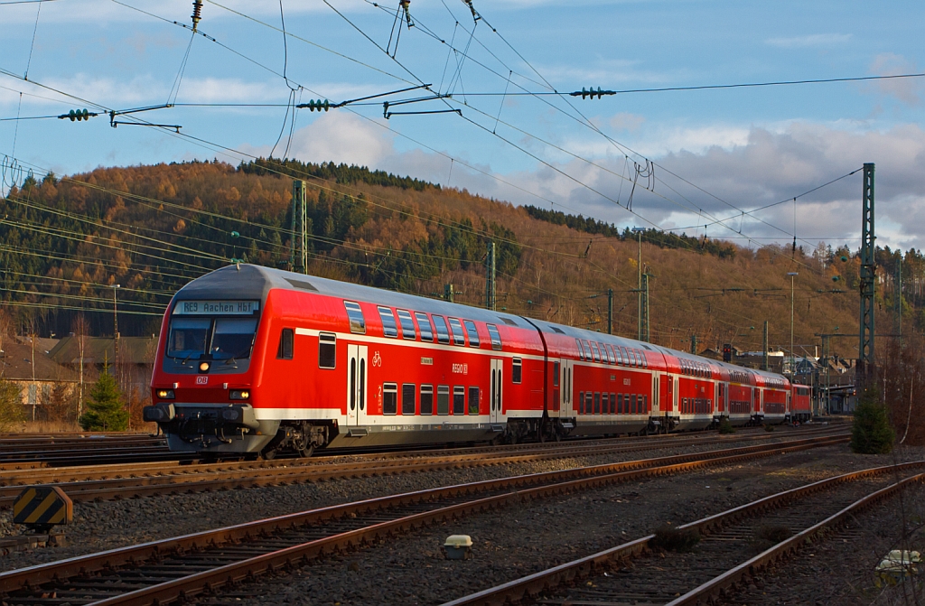 Heute wir etwas links gefahren, Grund in Betzdorf und Kirchen waren Bauarbeiten. Der RE 9 (Rhein-Sieg-Express) Siegen-Kln-Aachen, ist am 25.11.2012 von Betzdorf/Sieg Steuerwagen voraus in Richtung Kln losgefahren. Die Schublok ist die 111 160-8.