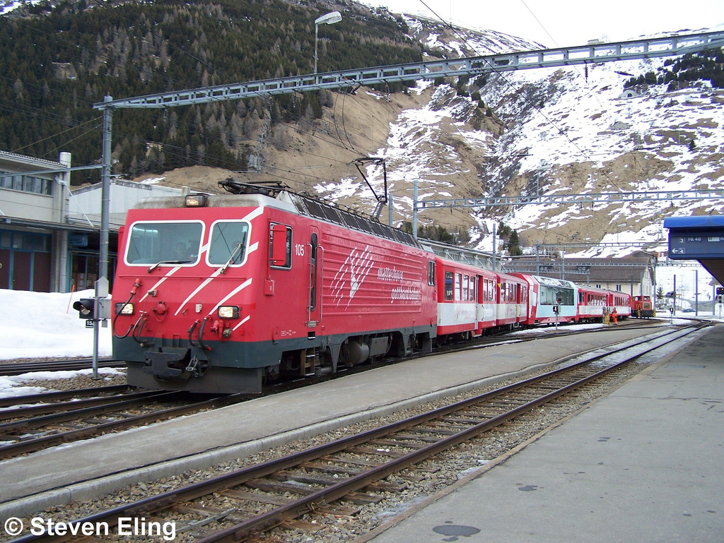 HGe 4/4 105 rangiert in Andermatt, 16.2.2011