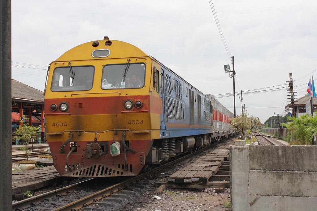 HID 4504 (Co'Co', de, Hitachi, Bj.1993) fhrt mit einem Gterzug Richtung Bangkok durch den Bf. Ayutthaya, 22.August 2010.