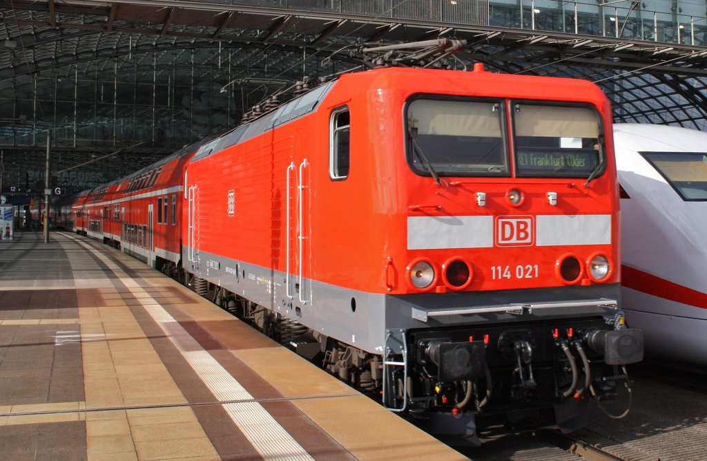 Hier 114 021 mit einem RE1 von Berlin Charlottenburg nach Frankfurt(Oder), bei der Ausfahrt am 25.2.2012 aus Berlin Hbf.