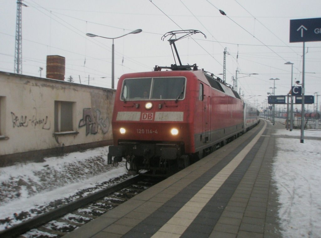 Hier 120 114-4 mit IC2150 von Stralsund Hbf. nach Dsseldorf Hbf., bei der Einfahrt am 24.12.2009 in Angermnde.