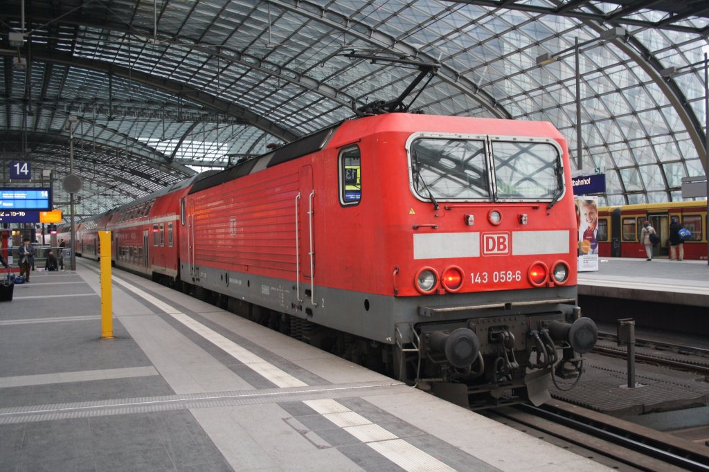 Hier 143 058-6 mit einer RB14 (RB18918) von Berlin Schönefeld Flughafen nach Nauen, dieser Zug stand am 16.2.2013 in Berlin Hbf. 