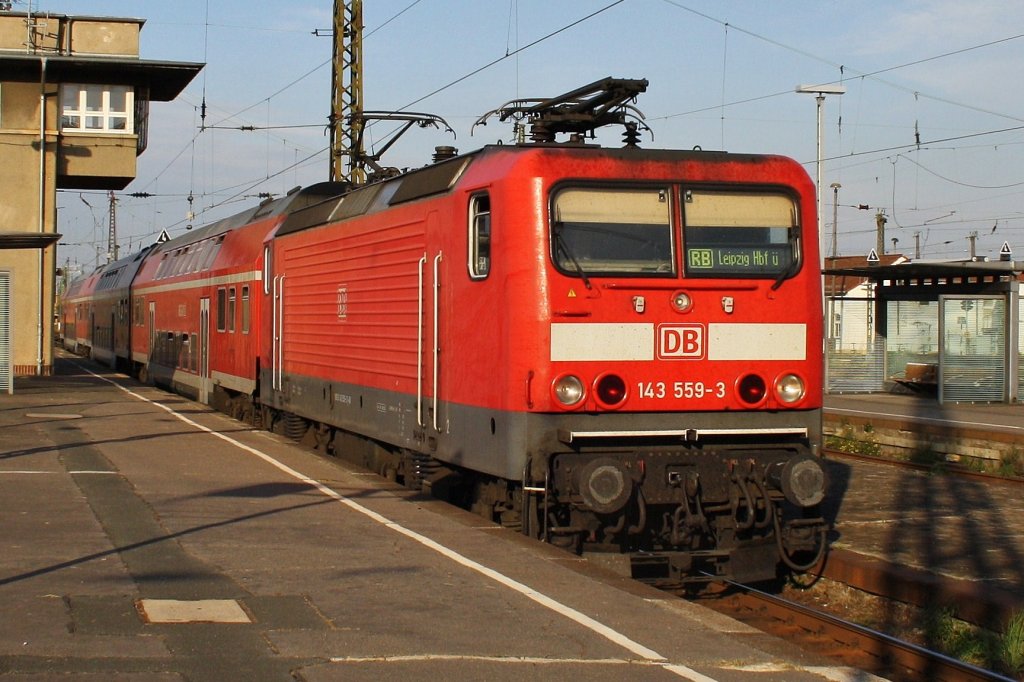 Hier 143 559-3 mit einem RE5 von Halle(Saale) Hbf. nach Leipzig Hbf., bei der Einfahrt am 3.10.2011 in Leipzig Hbf.
