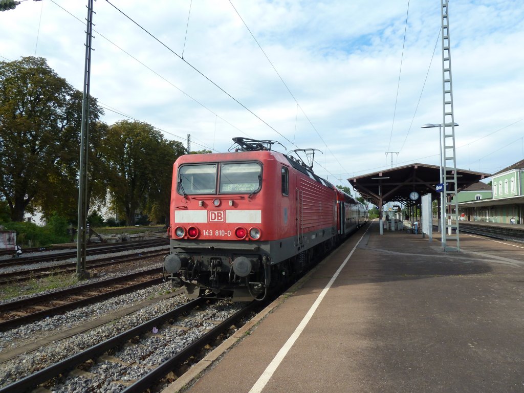 Hier ist 143 810-0 mit ihrer RB von Neuenburg am Rhein nach Mllheim (Baden). Hier ist sie in Mllheim (Baden) und wird dann in Krze wieder nach Neuenburg fahren.