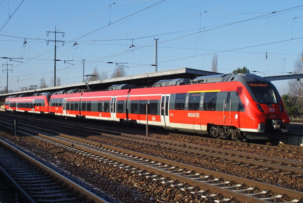 Hier 442 135-0 und 442 634-2 als RE7 (RE18712) von Dessau Hbf. nach Wünsdorf-Waldstadt, bei der Einfahrt am 6.2.2013 in Berlin Schönefeld Flughafen. 