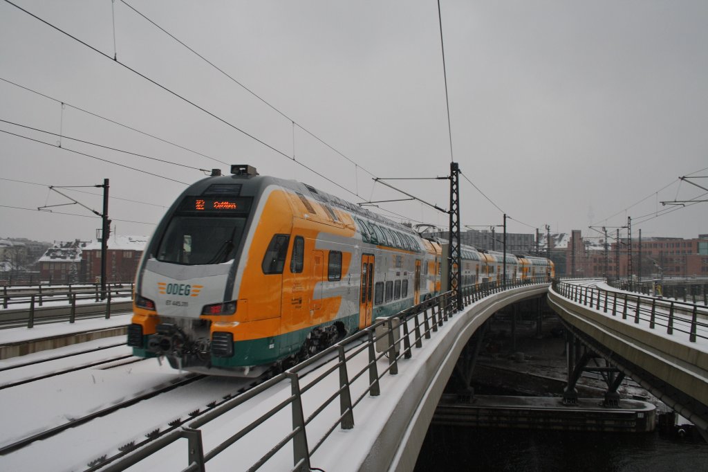 Hier 445 111-8 als RE2 (RE37366) von Wismar nach Cottbus, bei der Ausfahrt am 10.3.2013 aus Berlin Hbf. 