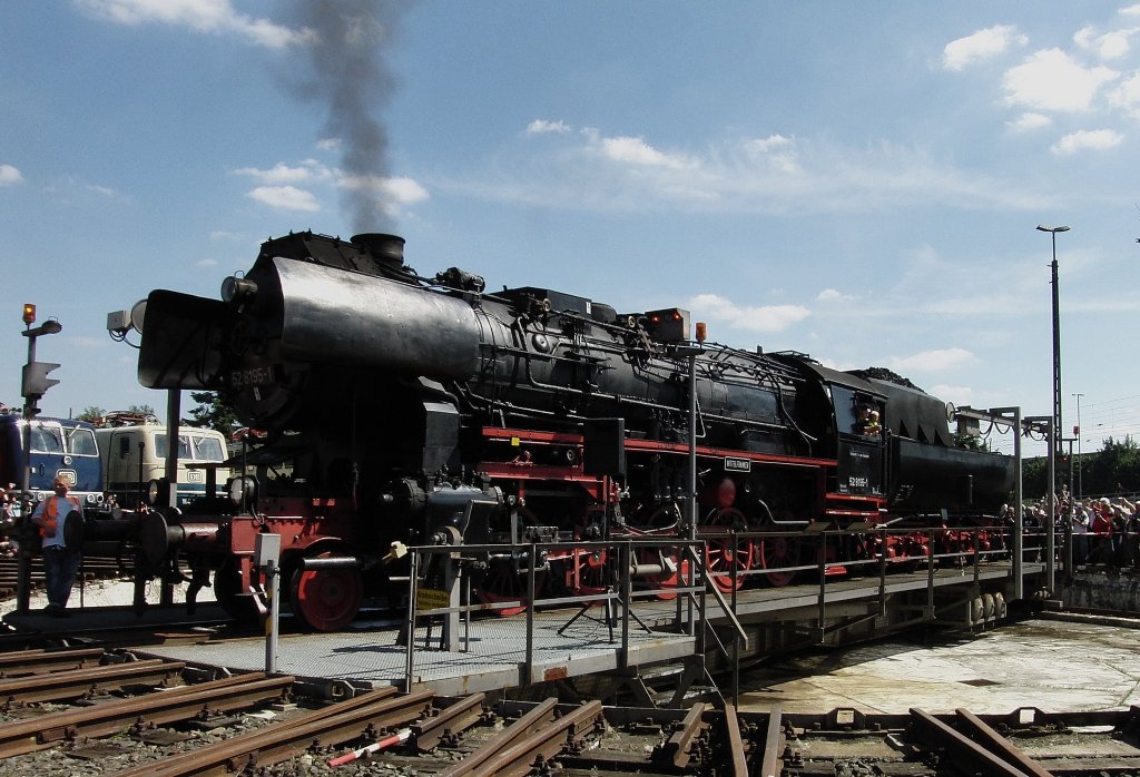 Hier 52 8195 -1 auf der Drehscheibe im Gostenhof am 21.08.2010 .