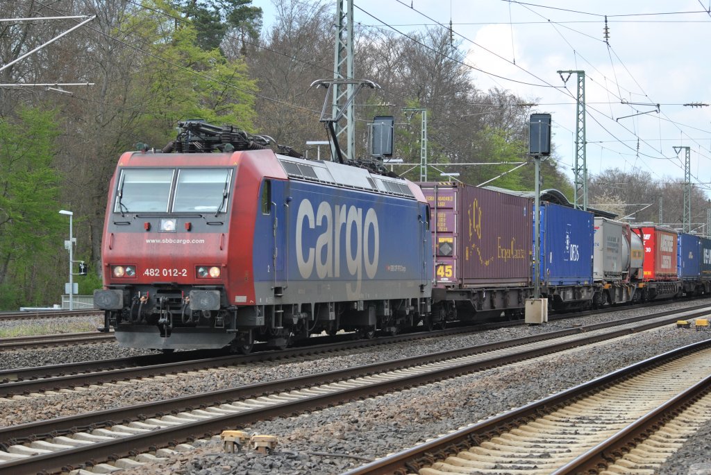 Hier ein Gterzug bespannt mit Re 482 012-2 durchfhrt am 20.04.2012 den Bahnhof von Dreieich-Buchschlag.