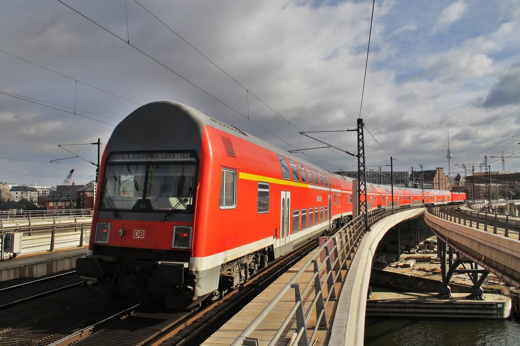 Hier ein RE1 von Berlin Charlottenburg nach Frankfurt(Oder), bei der Ausfahrt am 25.2.2012 aus Berlin Hbf.