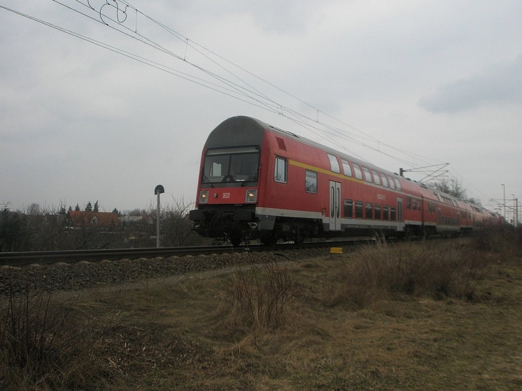 Hier ein RE3 von Schwedt/Oder Hbf. nach Elsterwerda, am 23.3.2010 zwischen Schwedt/Oder Hbf.und Schwedt/Oder Mitte.