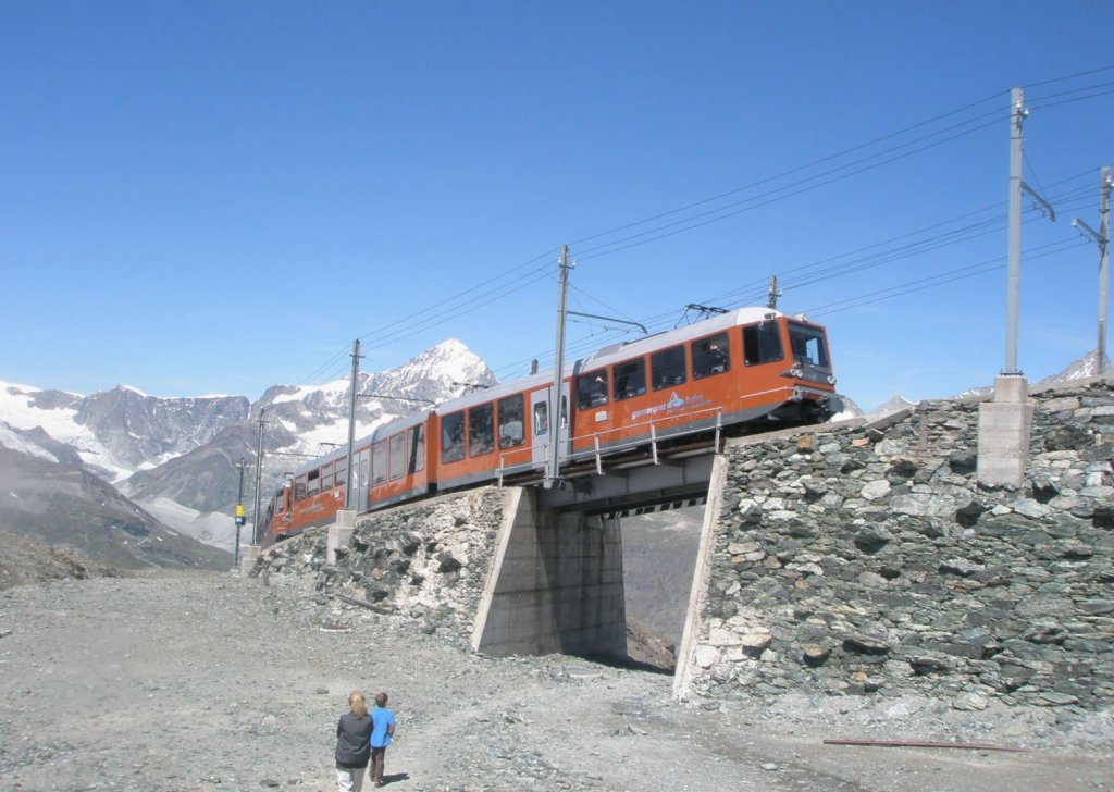 Hier ein Zug der GGB, am 26.7.2009 kurz vor der Station Gornergrat.