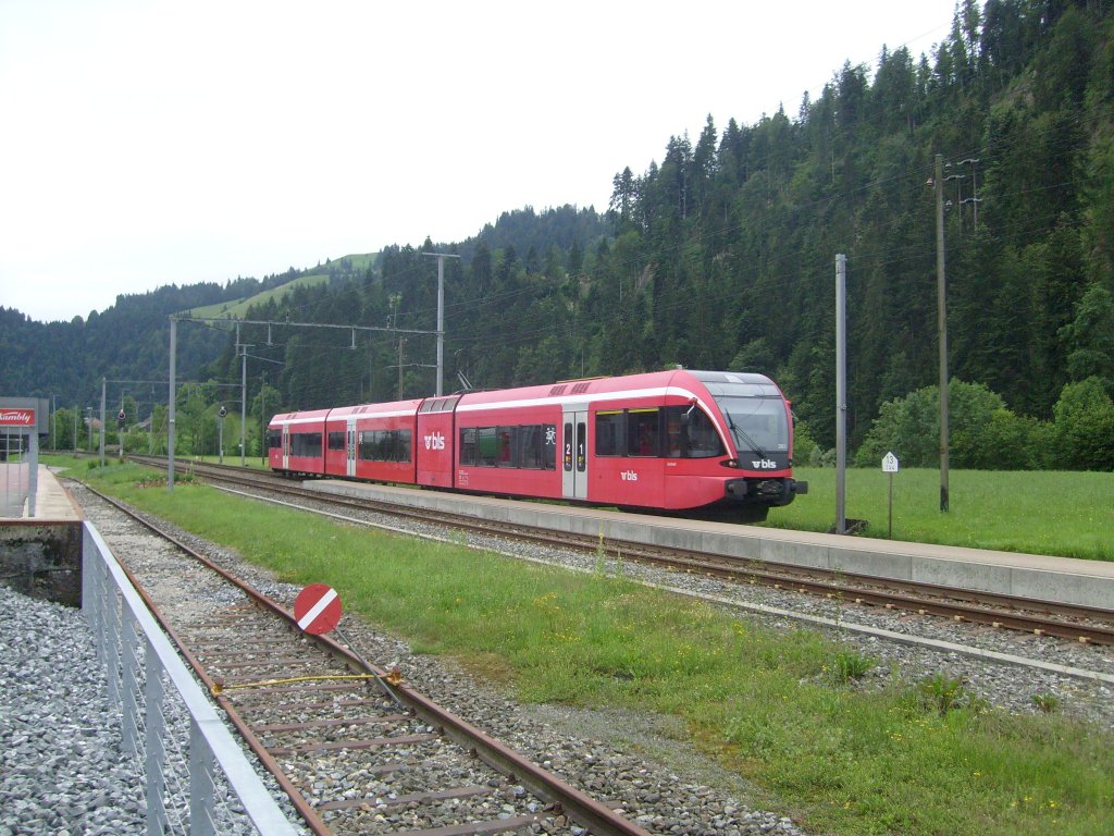 Hier fhrt ein GTW der BLS in RM Lackierung am 25.6. als S6 nach Langnau im Bahnhof Trubschachten ein.