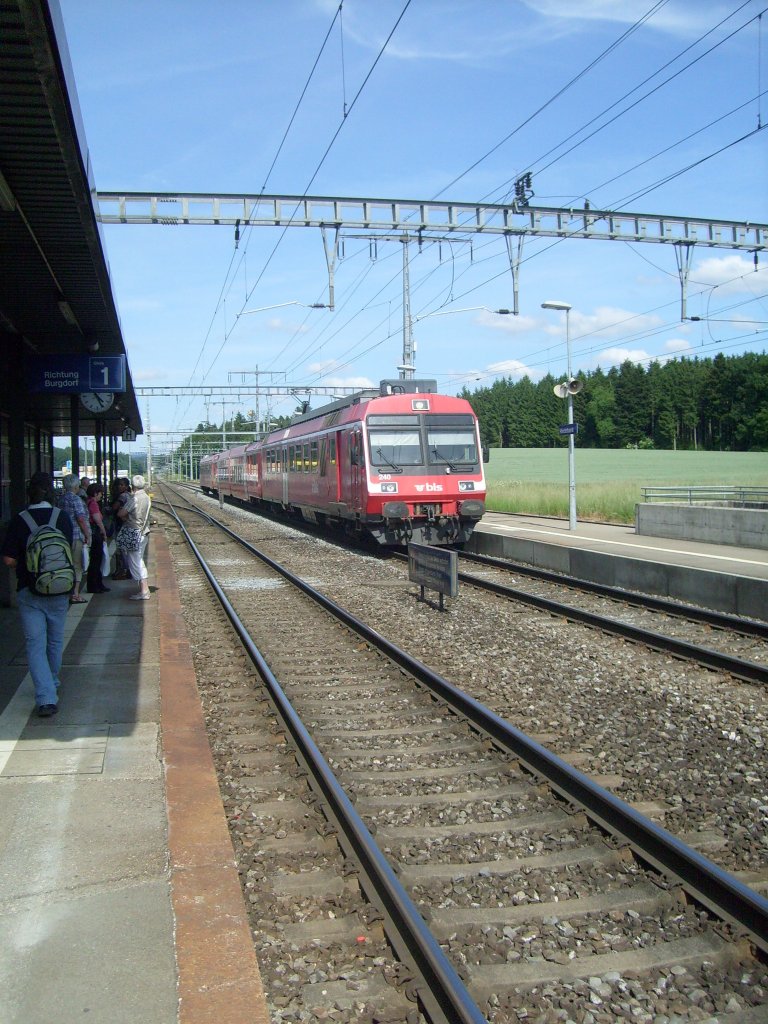 Hier fhrt ein NPZ der BLS als S4 am 28.5. in den Bahnhof Hindelbank ein.