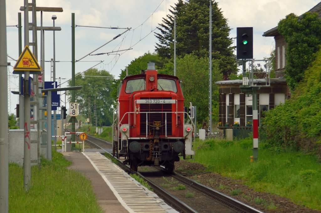 Hier habe ich ein weiteres Bild der 363 720-4 die durch Herrath in Richtung Rheydt unterwegs auf der Kbs 485 ist. 24.5.2013