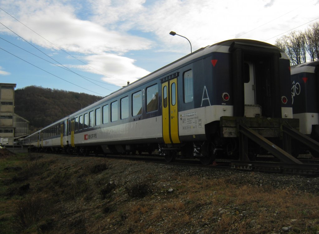 Hier die linke Reihe der ausrangierten NPZ Wagen in Rekingen AG. In dieser Reihe sind v. a. 2. Klasswagen, der vorderste ist der B EWI 50 85 20-35 100-0, 03.01.2012.