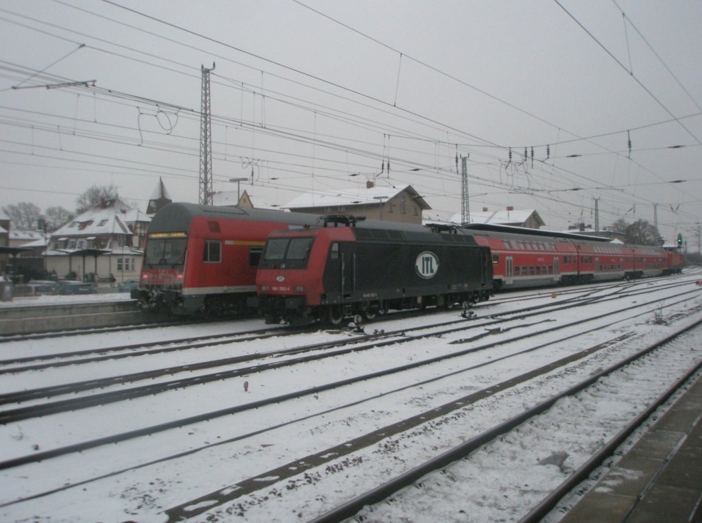 Hier links ein RE3 von Schwedt/Oder nach Elsterwerda und rechts Re481 002-4, diese beiden Triebfahrzeuge standen am 8.1.2010 in Angermnde.