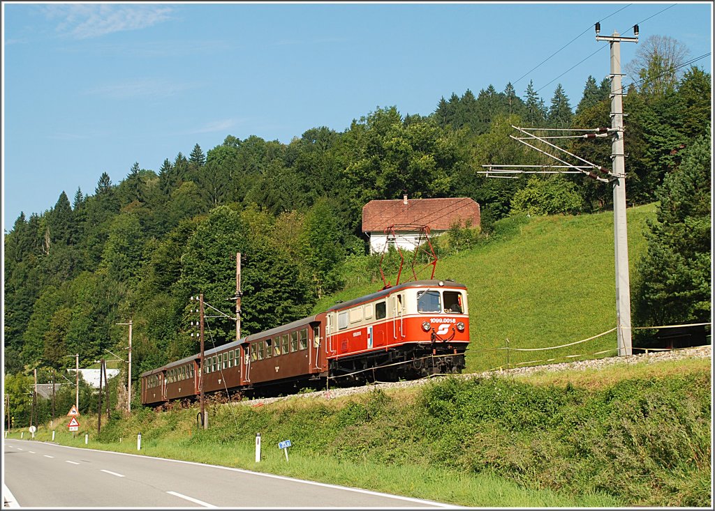 Hier der R 6802 mit der 1099 001 bei der Klranlage bei Frankenfels am 23.8.2010.