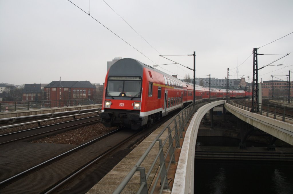 Hier eine RB14 (RB18918) von Berlin Schönefeld Flughafen nach Nauen, bei der Einfahrt am 16.2.2013 in Berlin Hbf. 