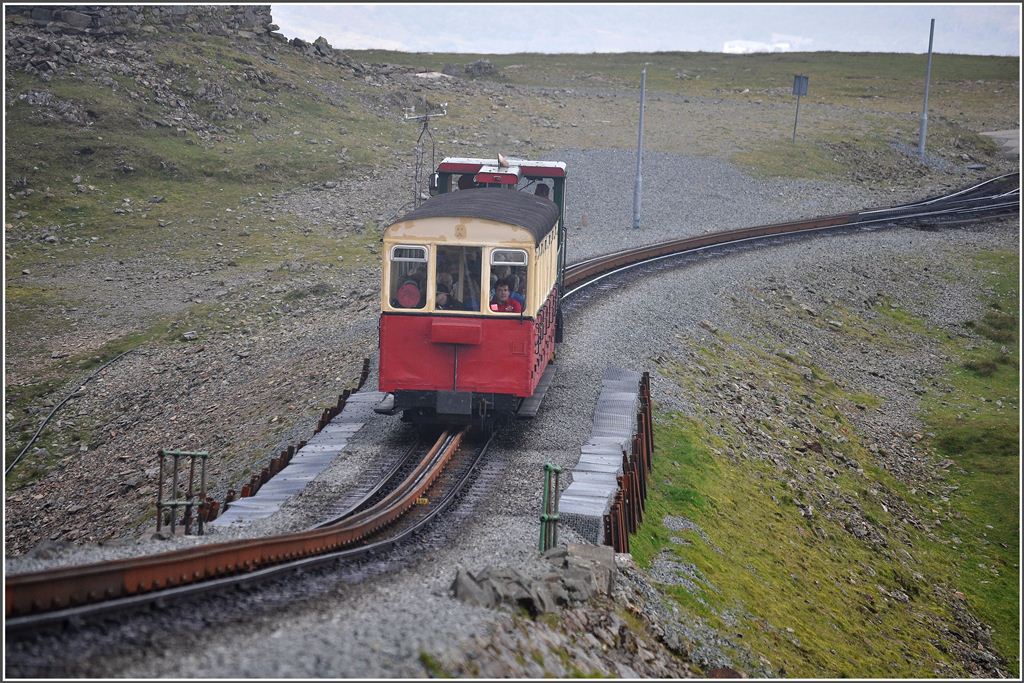 Hinter Lok 10 folgt unmittelbar die Nr 9 und verlsst soeben Clogwyn. (06.09.2012)