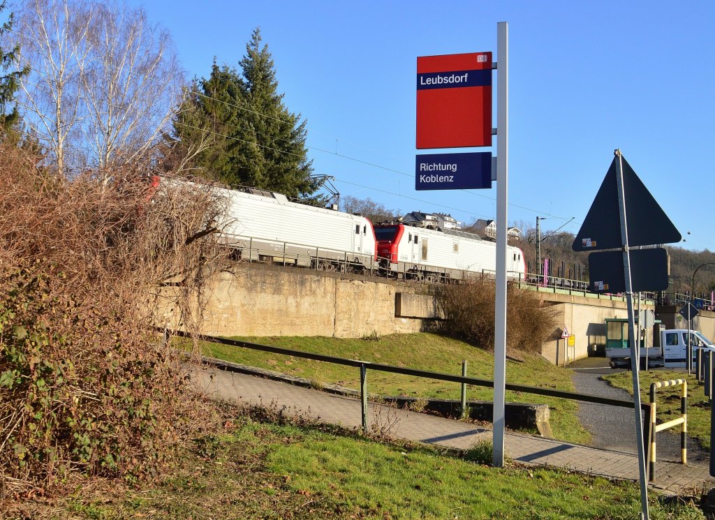 Hinweisschild auf den Bahnhof Leubsdorf und das Richtungsgleis nach Koblenz.
Im Hintergrund fhrt gerade ein Rungenwagenzug mit zwei E37 Loks von CB-Rail in Richtung Linz durch. Montag 4.3.2013