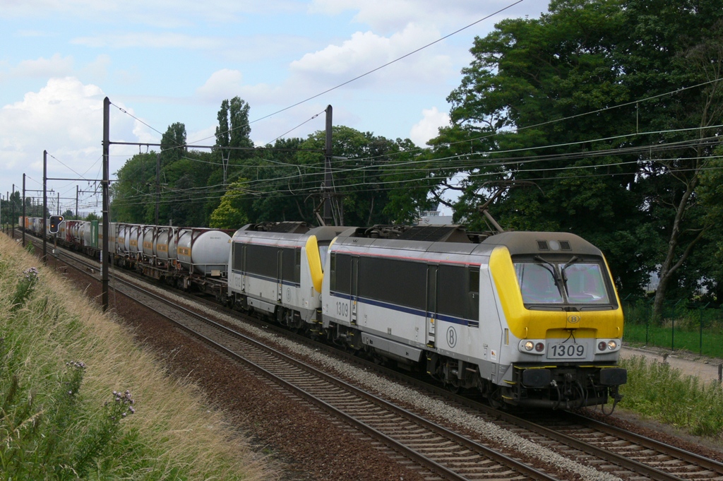 hle 1309 & 1312 mit Containerzug, Aufnahme am 20.06.2009 in Mortsel