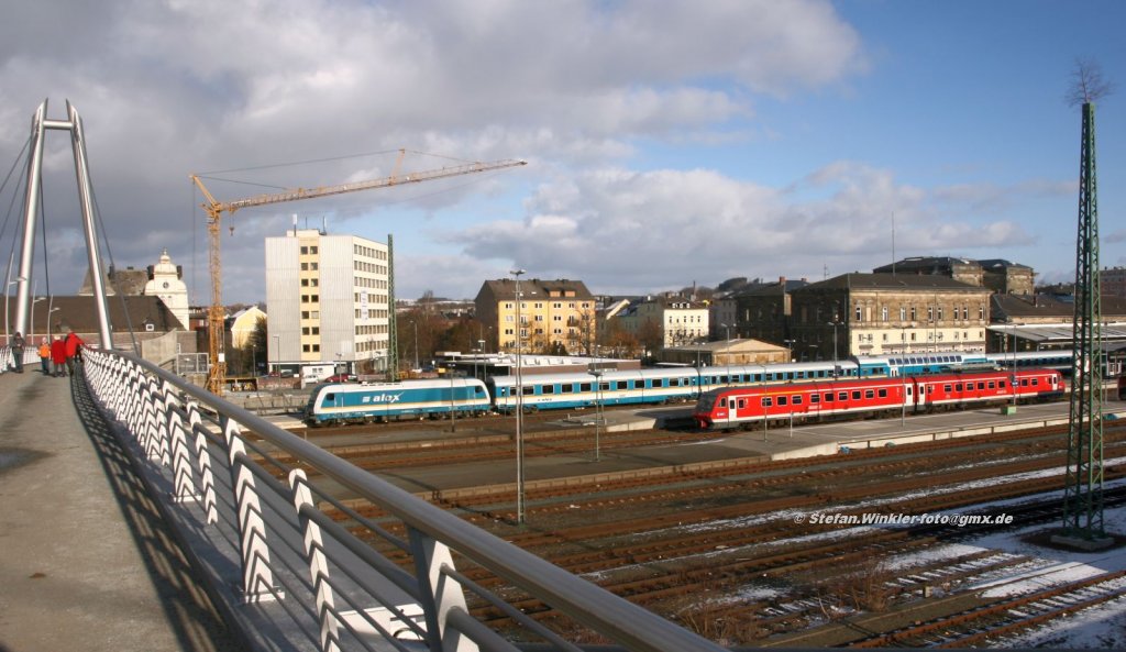 Hof Hbf am 15.01.2012 in Wintersonne. Ein Jahr zurck htte es hier anders ausgesehen. Neu sind der moderne Luftsteg und der Oberleitungsmast mit dem Richtbumchen rechts. Und der 610er Triebwagen kam nur selten nach Hof, jetzt sind sie hier beheimatet und daher leichter mal zu sehen wie hier....