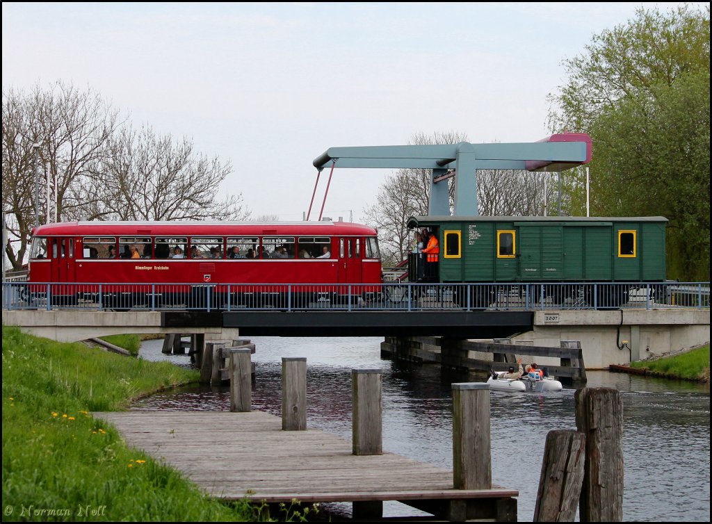 Hmmlinger Fahrrad Express beim berqueren des Ems-Jade-Kanal`s bei seiner Fahrt von Wilhelmshaven zum Bohnenburger Deichschart (Hooksiel) von wo aus man eine Radtour Starten konnte. 01/05/2012