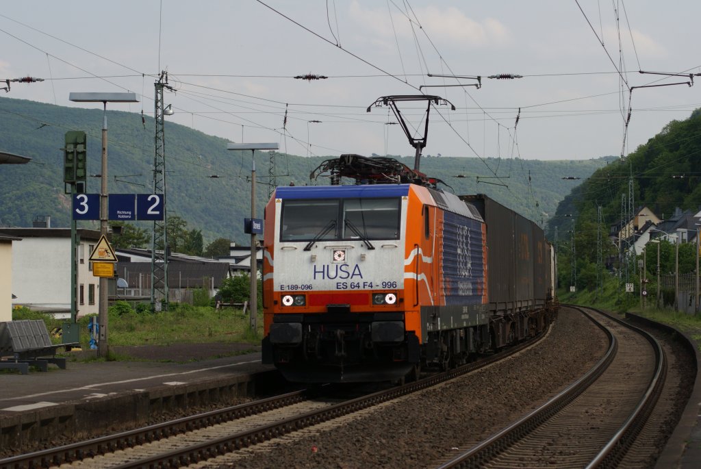 HUSA Transportation ES 64 F4-996 mit dem Melzo-Wanne-Eickel - Shuttle in Oberwesel am 1. Mai 2011