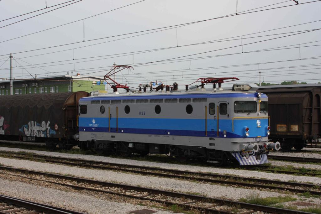 HZ Elektrolok 1141029 wartet vor einem Gterzug abfahrbereit im 
slovenischen Grenzbahnhof Dobova am 28.4.2008.